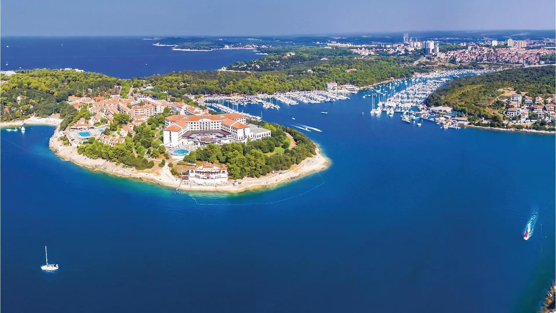 Nice home in Marcana w/ Outdoor swimming pool, WiFi&4 Bedrooms 0*,  Kroatië